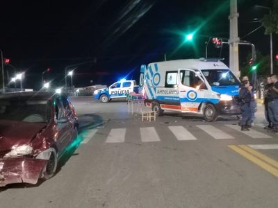 Un conductor alcoholizado chocó a una ambulancia que trasladaba a una paciente