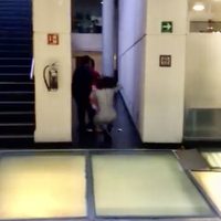 Senadora de Morena empuja y tira al piso a una empleada (Video)