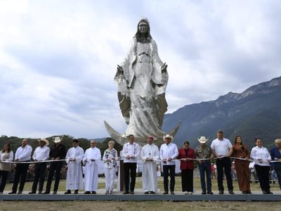 Entregan Américo y María escultura monumental de la Virgen de la Misericordia en El Chorrito