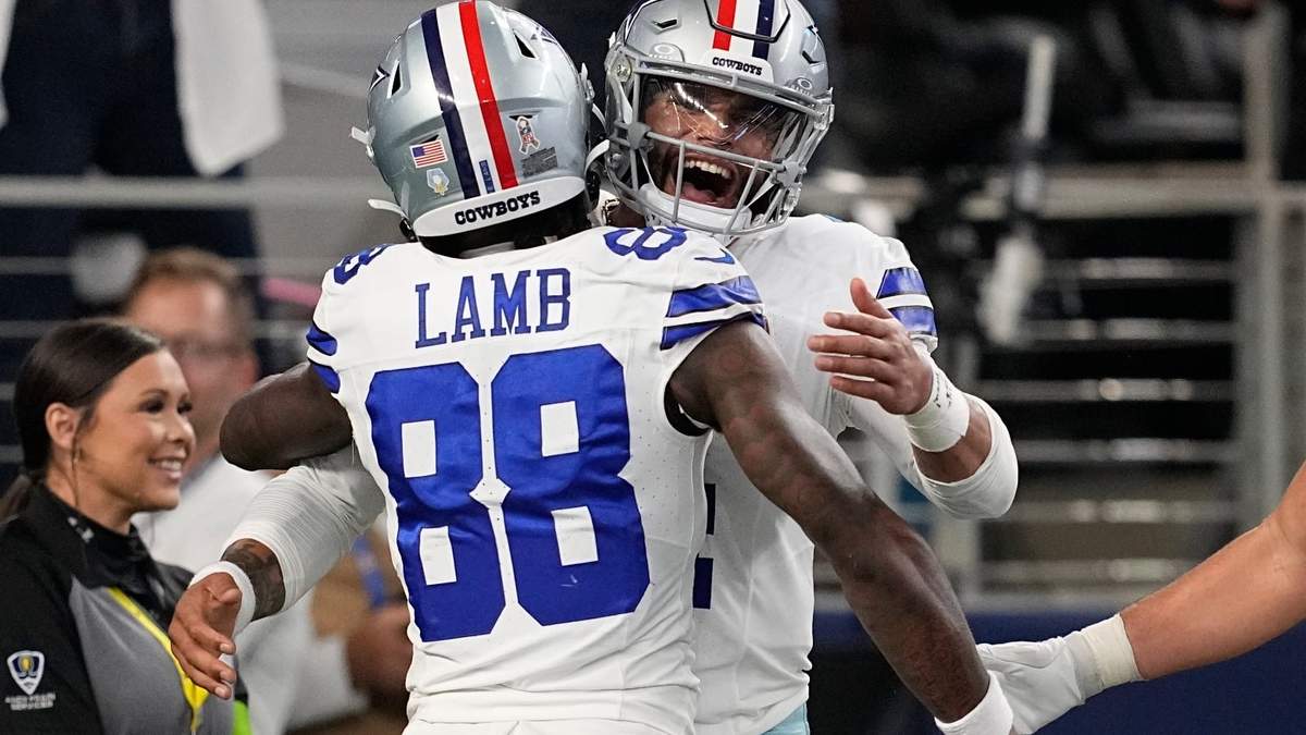 El quarterback de los Cowboys de Dallas Dak Prescott celebra su anotación junto a su compañero de equipo CeeDee Lamb