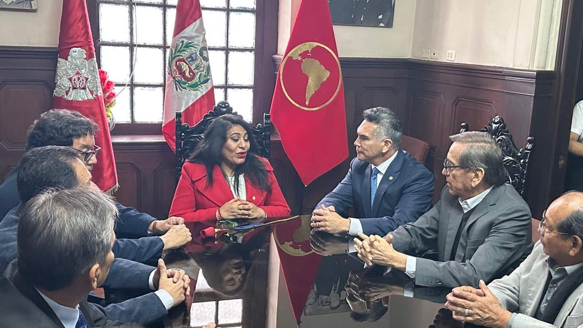 El líder nacional del PRI en la reunión con la presidenta de Perú