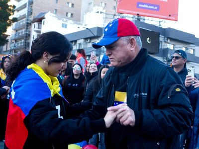 A puro baile los ciudadanos de Venezuela aguardaron el resultado de las elecciones presidenciales en el centro de Neuquén
