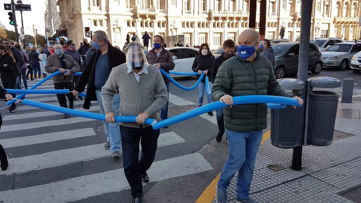 El exfuncionario Hernán Lombardi junto al actor Luis Brandoni en la marcha del 17A. Fuente: (Twitter)