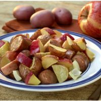 Receta rápida para días apurados: ensalada de papas, manzana y salchichas con toque de la cocina alemana