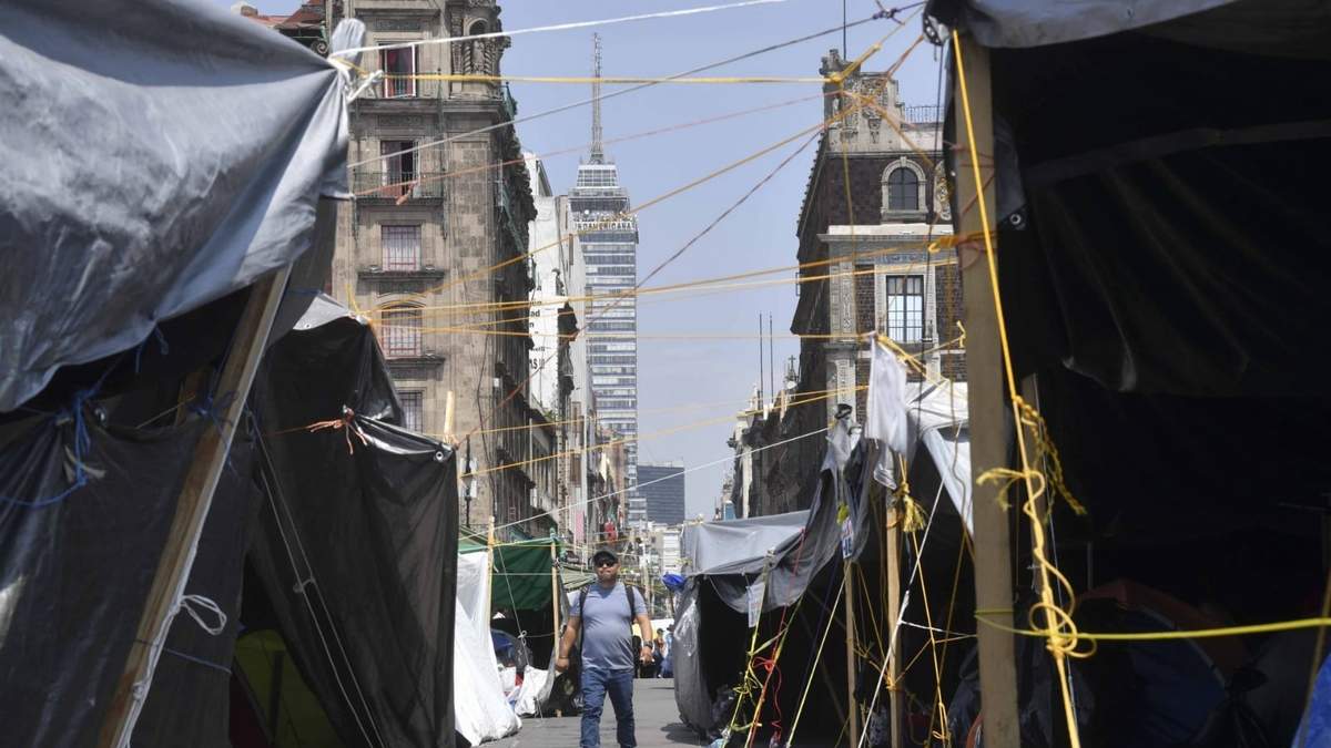 Plantón de maestros en el Zócalo capitalino