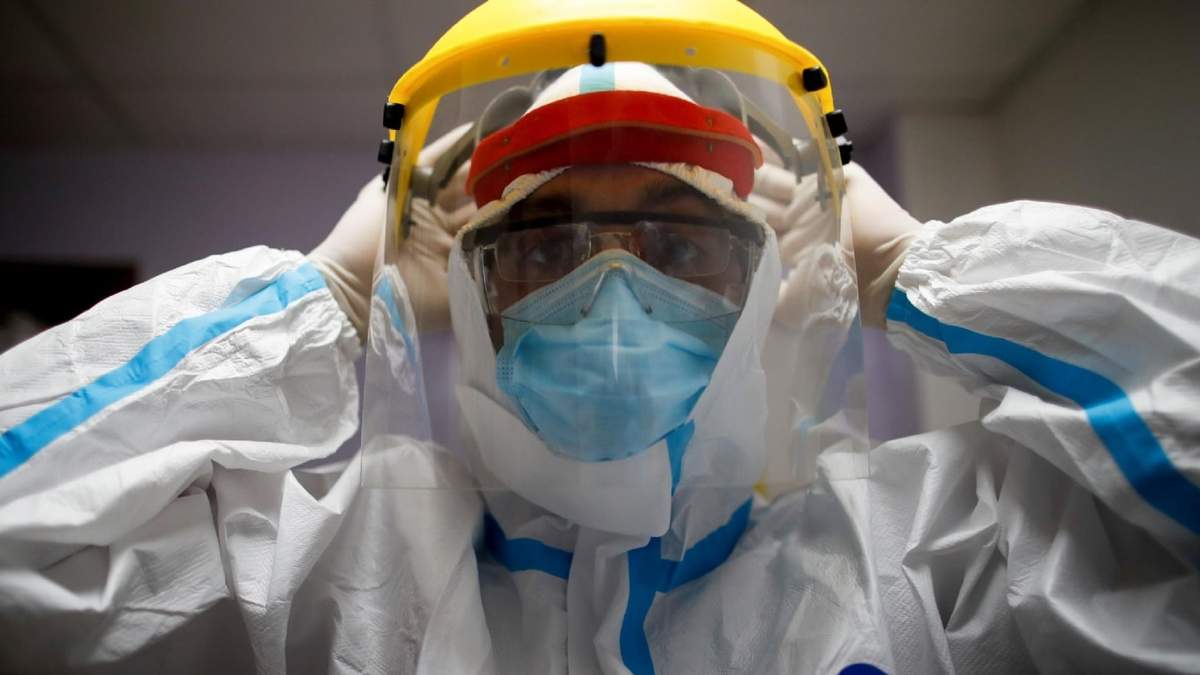 Trabajador sanitario con el traje de protección contra el coronavirus. Fuente: (Twitter)