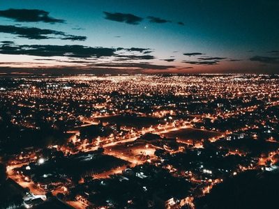 Un conductor borracho chocó a tanta velocidad que se le desprendió el motor
