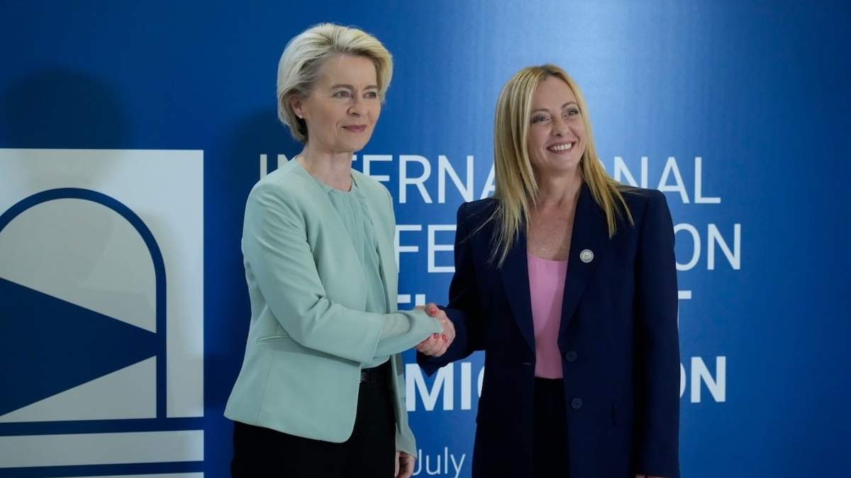 La primera ministra italiana Giorgia Meloni, a la derecha, recibe a la presidenta de la Comisión Europea, Ursula von der Leyen