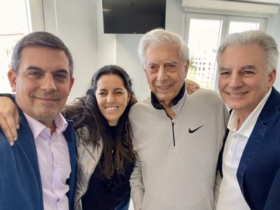 Vargas Llosa es dado de alta del hospital tras superar covid-19