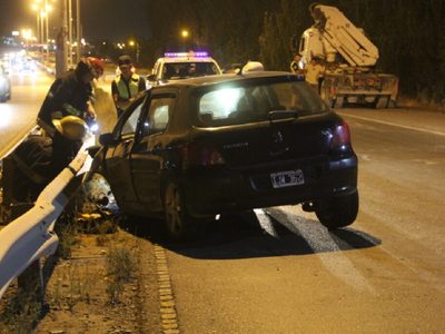 Conductor alcoholizado chocó a toda velocidad contra un camión y se incrustó en el guardarraíl en la ruta 7