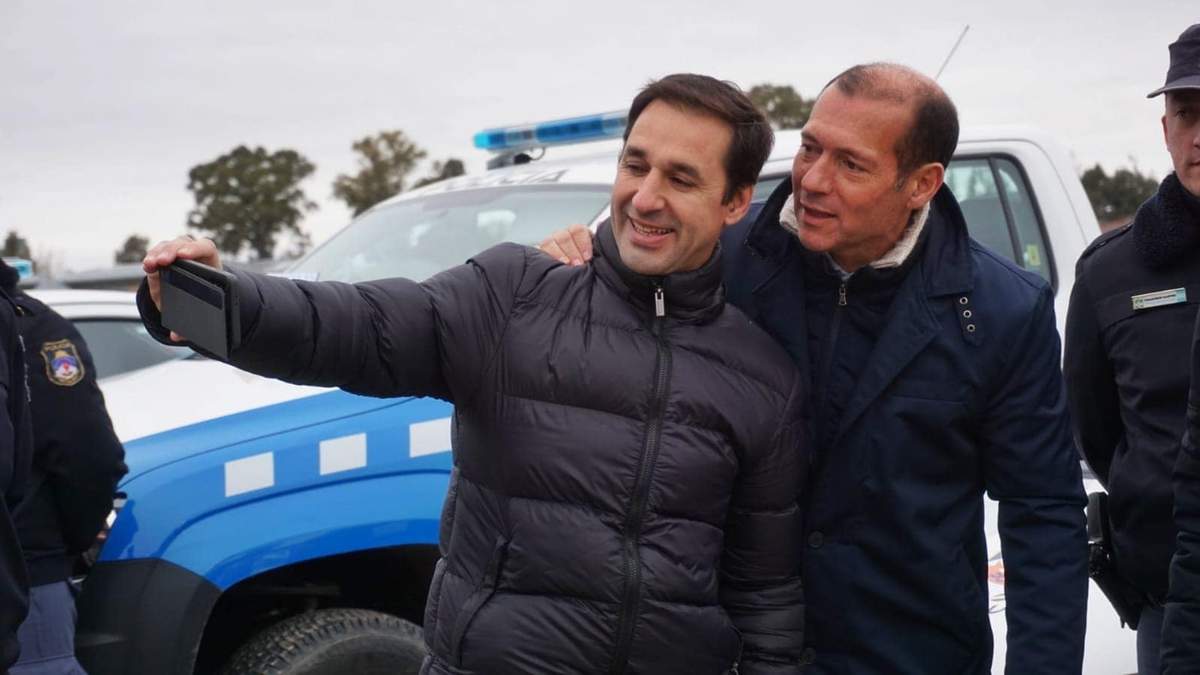 Domínguez y Gutiérrez posan para la foto durante un acto realizado en junio de este año. Fuente: (Facebook)