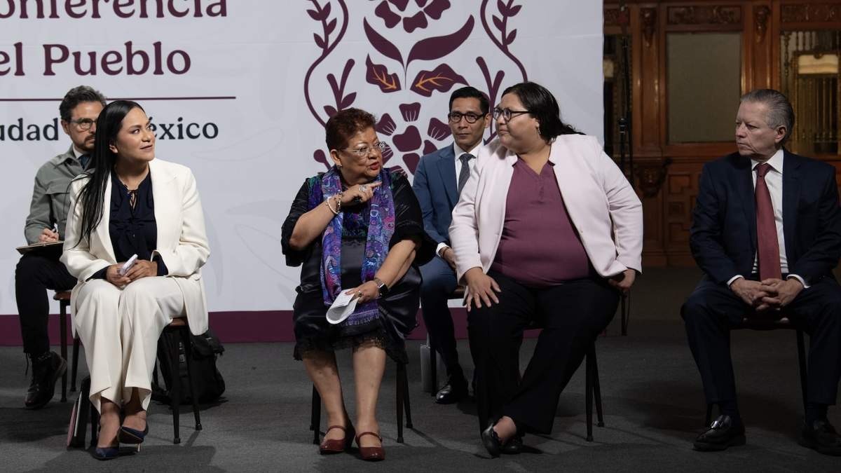 Ernestina Godoy y Citlalli Hernández (centro), durante una conferencia mañanera