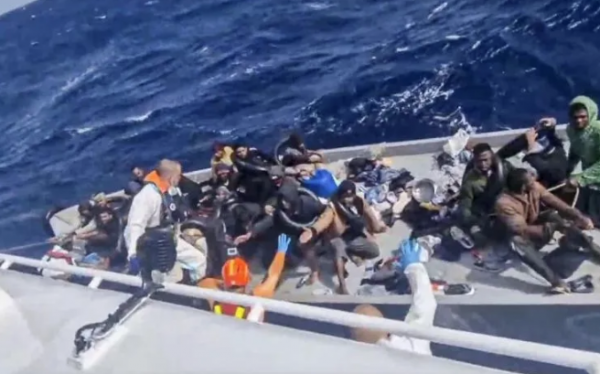 En este imagen, tomada de un video publicado por la Guardia Costera italiana el jueves 11 de abril de 2024, una operación de rescate se acerca a un bote con migrantes frente a la isla de Lampedusa en el mar Mediterráneo