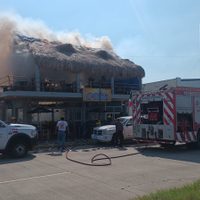 Atacan restaurante-palapa con bombas molotov en Coatzacoalcos