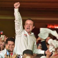 Mancera y comunidad lésbico-gay fustigan postura homofóbica de Mikel Arriola