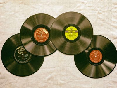 Si tenés discos de vinilo dañados, no los tires: mirá esta idea tan genial para ponerle onda a la decoración de tu casa