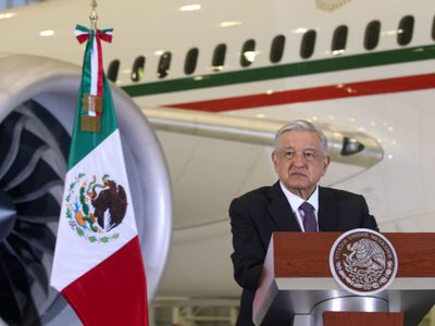 “Era un gobierno de ricos para ricos”: López Obrador desde el antiguo hangar presidencial