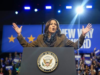 Harris se burla de Trump en evento de recaudación de fondos en Los Ángeles repleto de celebridades