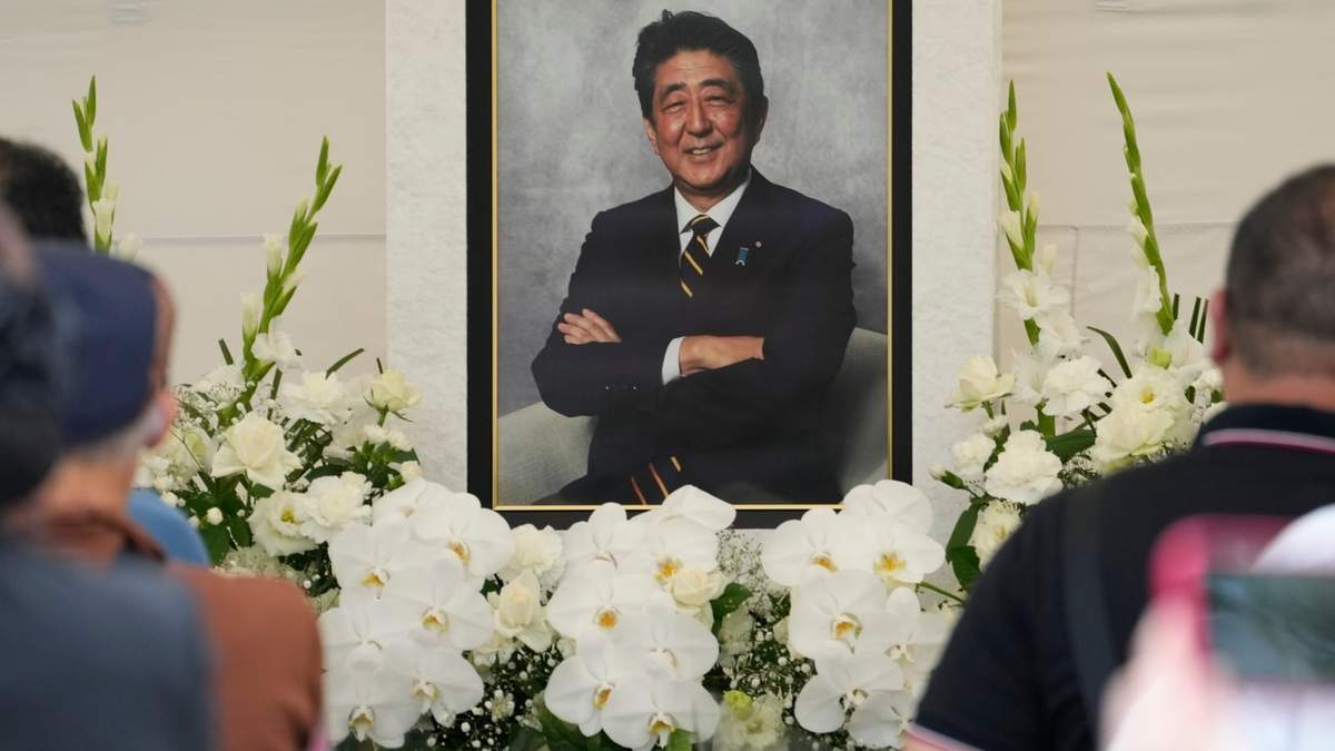 Varias personas recuerdan al exprimer ministro Shinzo Abe en Tokio, en el primer aniversario de su asesinato