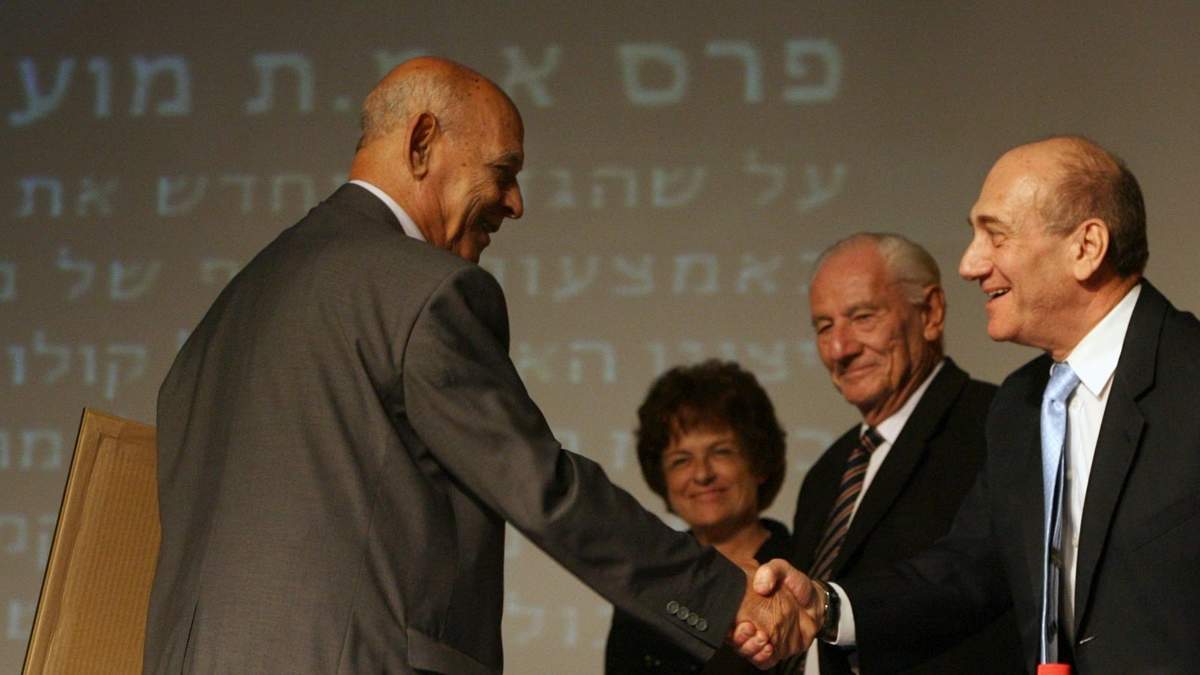 Sami Michael es felicitado por el primer ministro israelí Ehud Olmert, mientras recibe el Premio Emet en Jerusalén el miércoles, 7 de noviembre de 2007