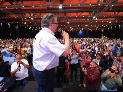Ebrard descalifica encuestas de Sheinbaum, y difunde otras con él a la cabeza