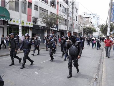 Ecuador entrega a Perú 12 mil granadas lacrimógenas en plena espiral de protestas