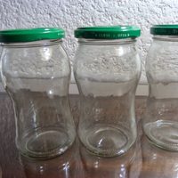 Con algunas tapas y frascos de mermelada vacíos, hacé estos faroles trendy para poner en tu jardín