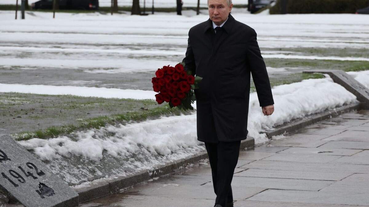 El presidente ruso Vladimir Putin asiste a ceremonias por el 80 aniversario de la derrota del asedio nazi a Leningrado (ahora San Petersburgo) durante la Segunda Guerra Mundial, en San Petersburgo