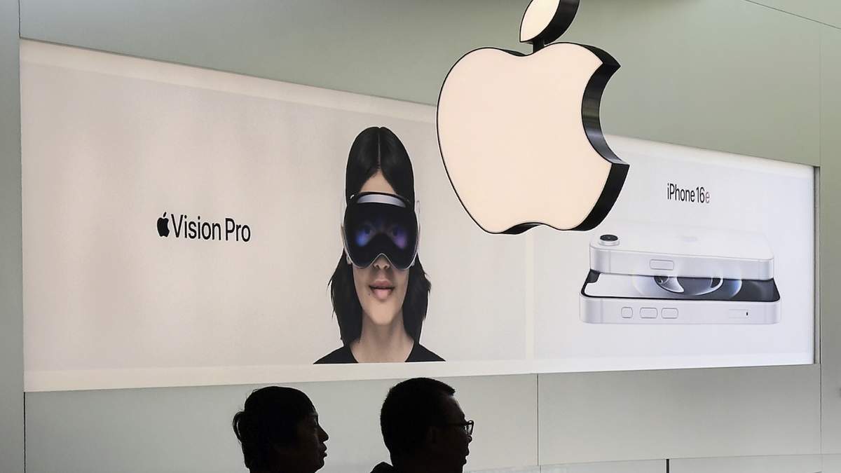 Dos personas visitan una tienda Apple en un centro comercial, el jueves 10 de abril de 2025, en Beijing