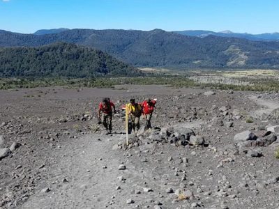 Tuvieron que rescatar con un helicóptero a un hombre que se quebró cuando descendía del volcán Lanín