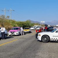 Trabajadores de la salud de Oaxaca bloquean vías para exigir vacuna contra covid-19