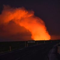 Volcán hace erupción en Islandia y expulsa lava hacia una población