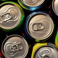 No tires las latas de gaseosa y creá estos colgantes para puertas y ventanas que salen fortuna en los bazares
