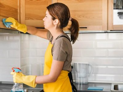 Más fácil, imposible: eliminá toda la grasa pegada de tus muebles de madera con solo 2 ingredientes