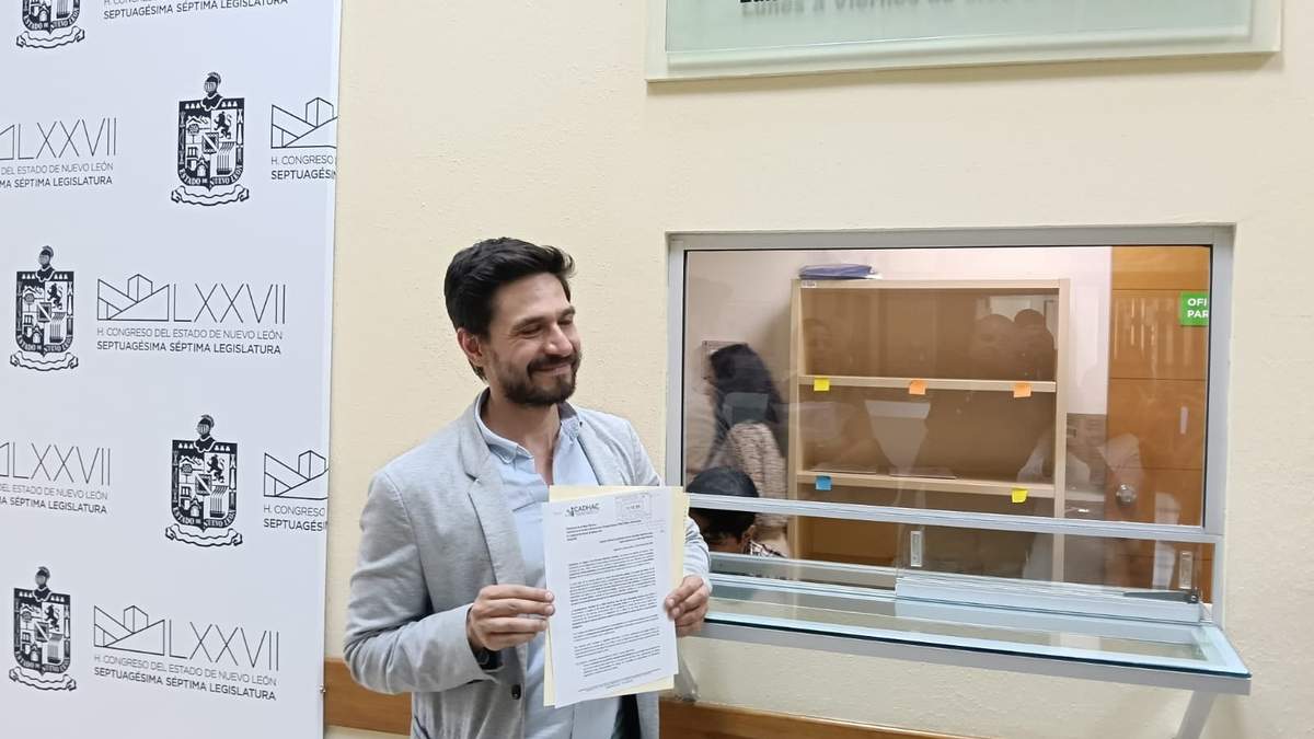 Pablo Quiroga Adame entrega las firmas para exigir justicia por el caso del adolescente Ángel Manuel Moreno en instalaciones del DIF de Nuevo León