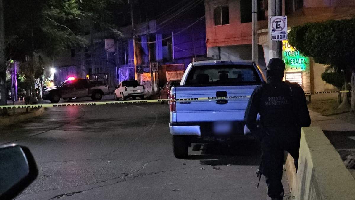 Policías en la calle en la que ocurrió el ataque
