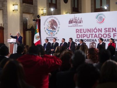 AMLO agradece la lealtad a la 4T de legisladores que avalaron el Plan B electoral