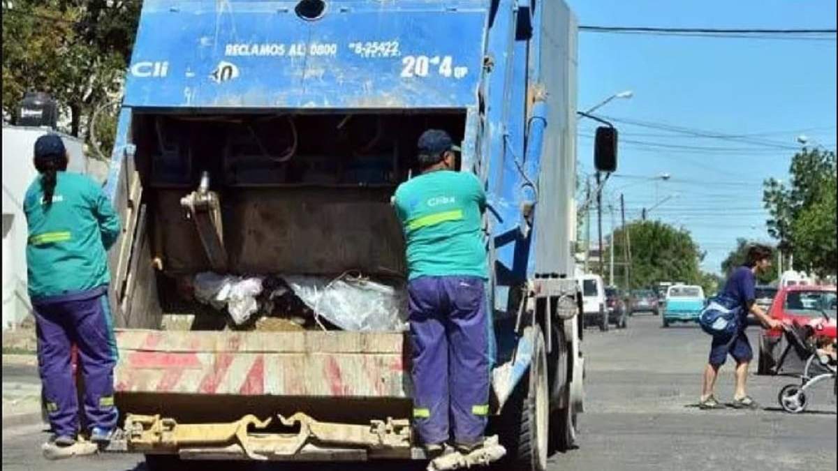 La recolección de residuos domiciliarios funcionará en los horarios y recorridos habituales de día hábil. Fuente: (Neuquén al Instante)