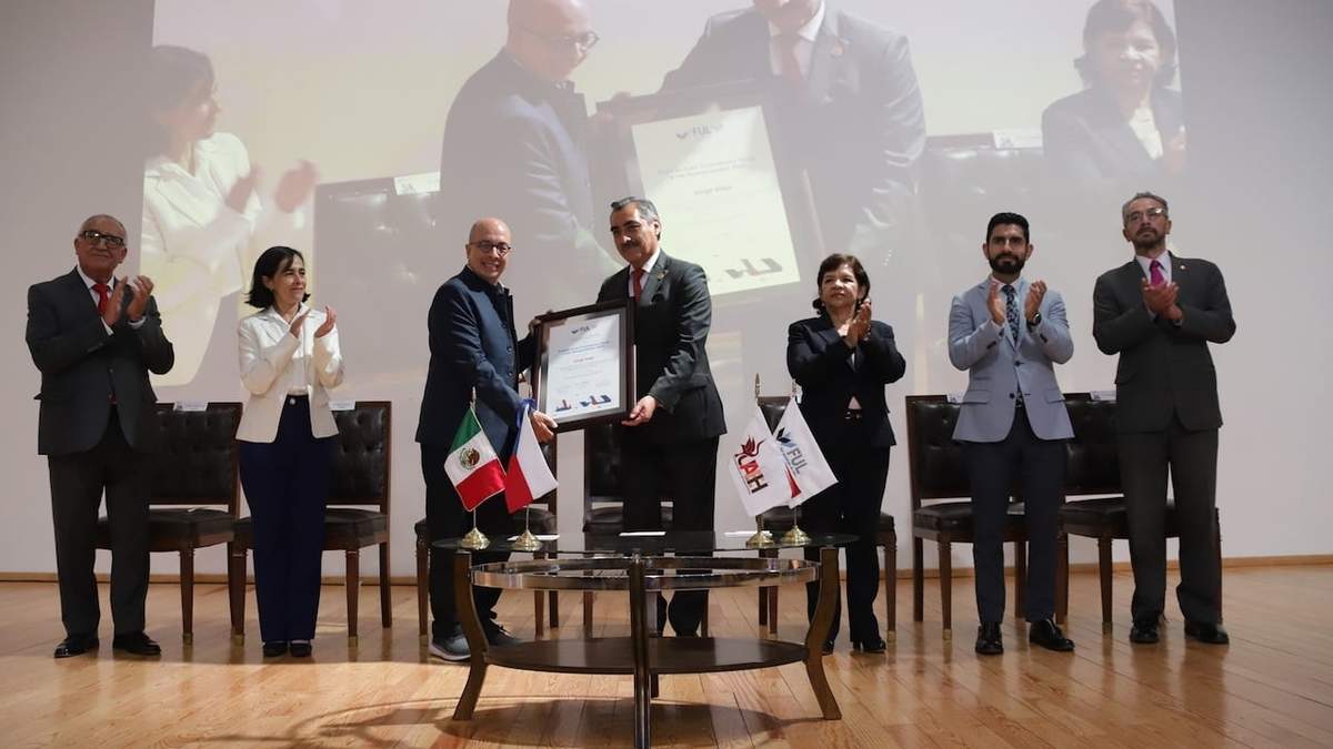 La entrega del premio al escritor