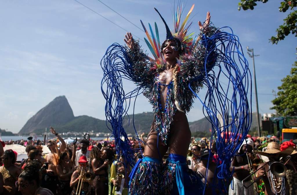 Raquel Poti actúa con zancos en la fiesta callejera del carnaval Amigos da Onca, en Río de Janeiro, Brasil, el sábado 14 de febrero de 2026