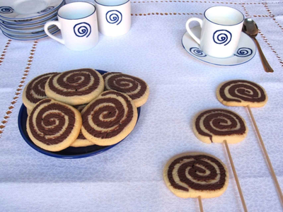 Galletitas en forma espiral de chocolate y vainilla: salen casi 50 unidades y son riquísimas para la merienda