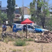 Hallaron el cuerpo de un joven enterrado en un barrio de Cutral Co