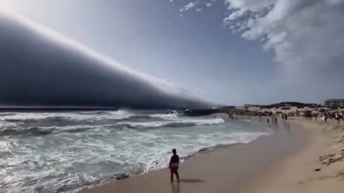 Bañistas en playa de Portugal confunden nubes con tsunami