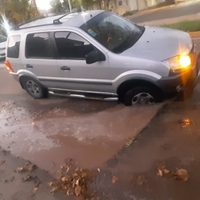 Una camioneta quedó atrapada en medio de un socavón cerca del Polo TIC