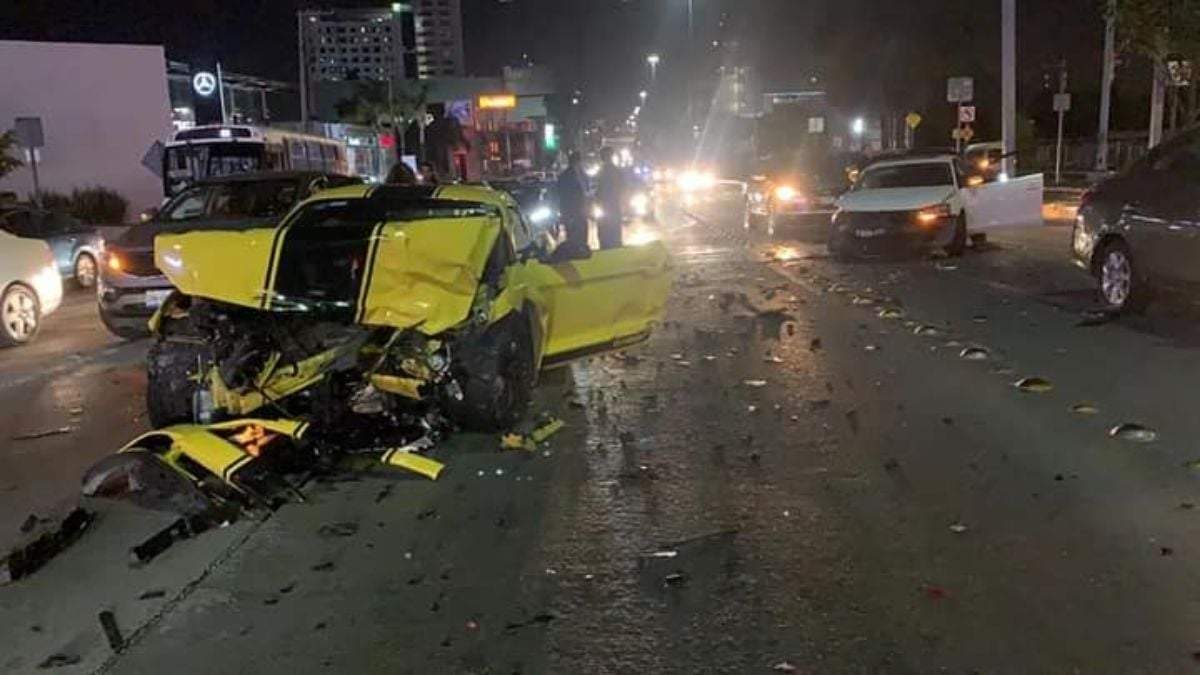 El Mustang quedó destrozado en la Vía Atlixcáyotl de Puebla