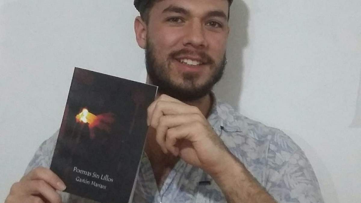 Gastón Mariani, acompañado por su libro de reciente publicación. Fuente: (Daniel Signorile).