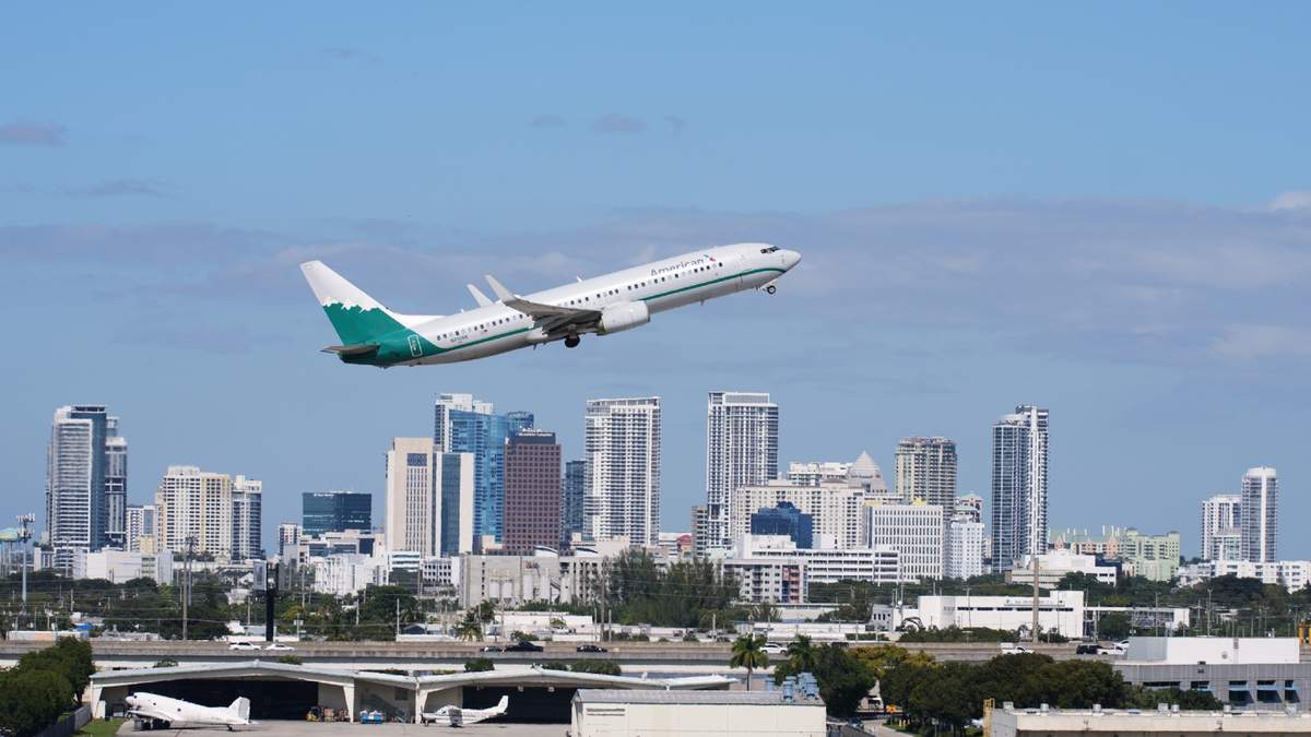 Un avión de American Airlines despega del Aeropuerto Internacional de Fort Lauderdale-Hollywood, el jueves 13 de noviembre de 2025, en Fort Lauderdale, Florida