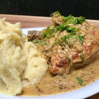 Pollo al verdeo con puré: bien cremoso y en pocos pasos, una receta de lujo para coronarte como todo un chef
