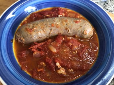 Chorizos a la pomarola con polenta: la receta otoñal perfecta y muy fácil que todos aman