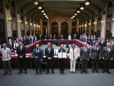 Sheinbaum renueva pacto empresarial y "congela" precio de la gasolina en 24 pesos